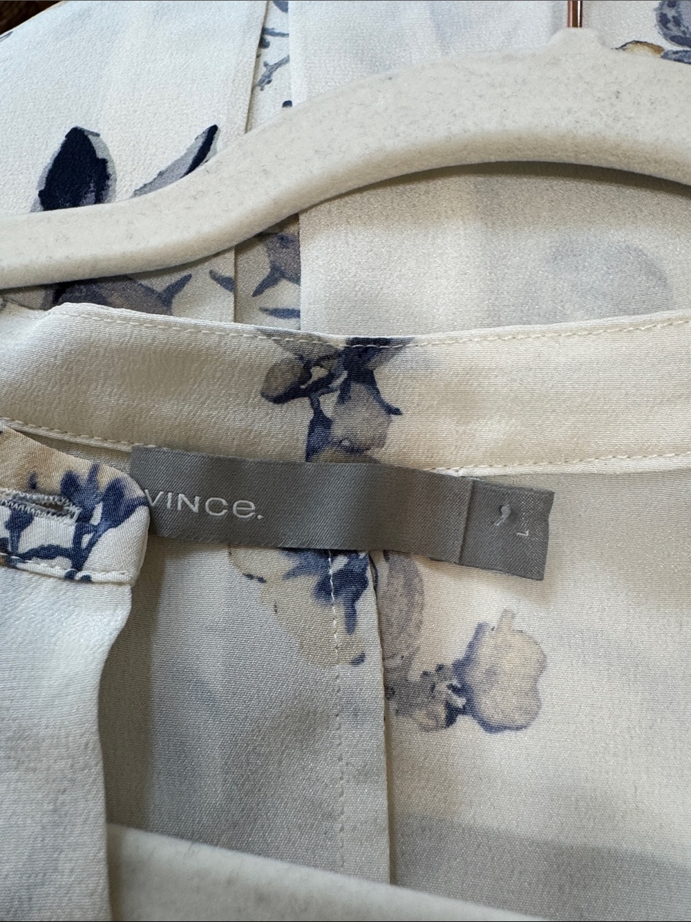 Vince 100% Silk Floral Button Front Blouse Shirt Classic Feminine Size L - Picture 3 of 11